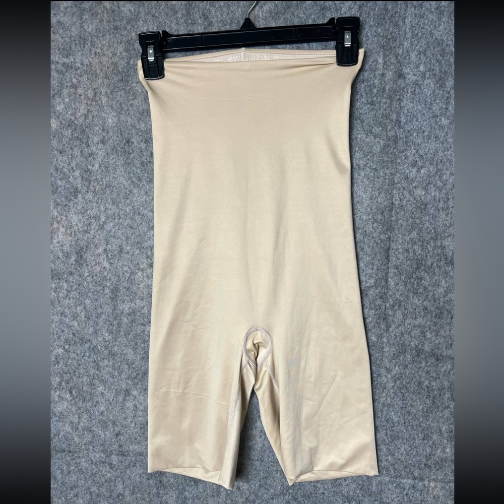 Spanx Woman Size Medium‎ High-Waisted Mid-Thigh Shaper Shorts